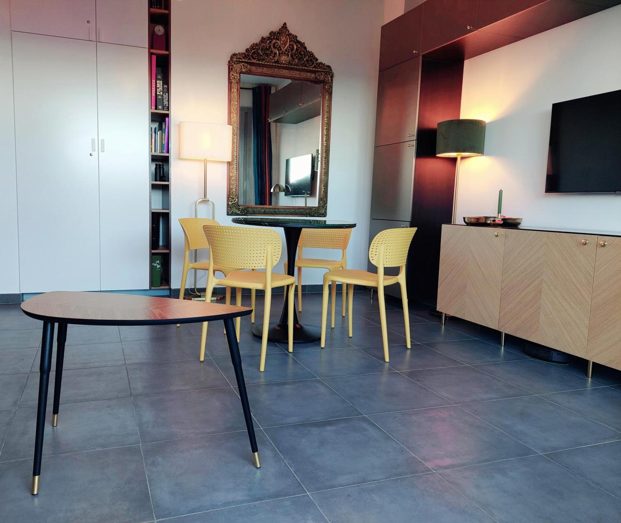 Grand Avec Terrasse A 20 M De La